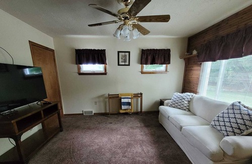 Wheeling House | Cozy creekfront home. Mins to Hosptial, parks, Oglebay, Casino and waterfront!