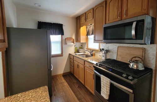 Wheeling House | Cozy creekfront home. Mins to Hosptial, parks, Oglebay, Casino and waterfront!