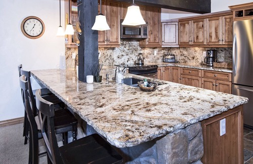 Vail Condo | Cozy, Creekside 3BR Vail Condo Ski/Summer Retreat Perfect for Families