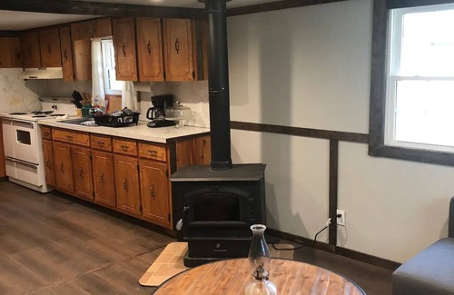 Burnsville House | Cozy Creekside Cottage with Skiing & Hiking Nearby