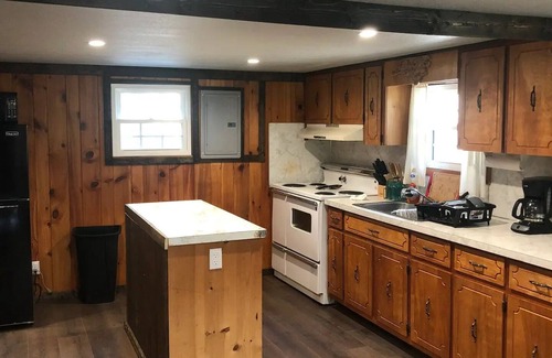 Burnsville House | Cozy Creekside Cottage with Skiing & Hiking Nearby