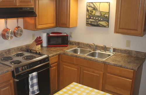 Hampton Cabin | Cozy Creekside Cabin 1.5 miles from Lake Watagua and Cherokee National Forest.