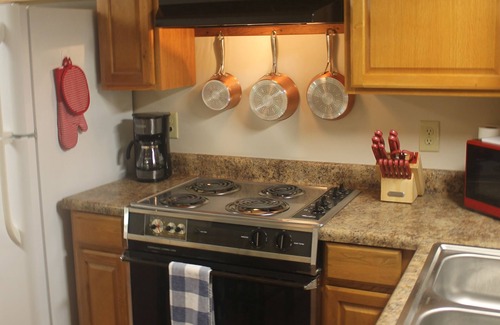 Hampton Cabin | Cozy Creekside Cabin 1.5 miles from Lake Watagua and Cherokee National Forest.