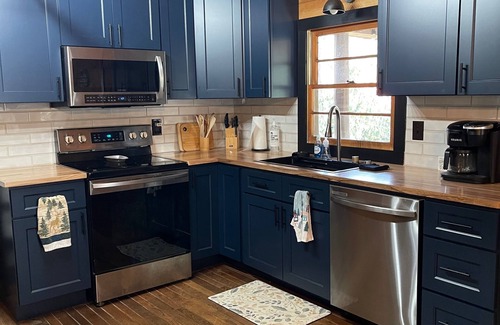 Maggie Valley Cabin | Cozy Creekside Log Cabin, Perfect for a Couples Retreat or Small Group!