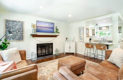 Knoxville House | Cozy Creekside Rancher-Heart of Downtown Knoxville
