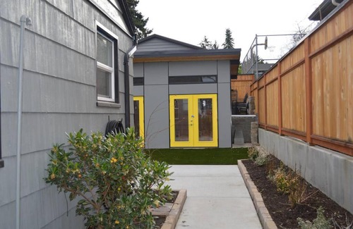 Crown Hill Apartment | Cozy Crown Hill Carkeek Cottage w/3 Beds, Full Kitchen & Backyard in North Seattle