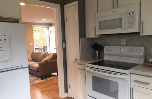 Crown Hill Apartment | Cozy Crown Hill Carkeek Cottage w/3 Beds, Full Kitchen & Backyard in North Seattle