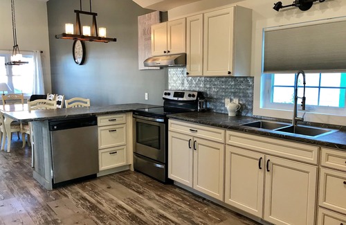 Crystal Beach Cottage | Cozy Crystal Beach Cottage,1 Minute Walk to Bay Beach. Sleep 6.