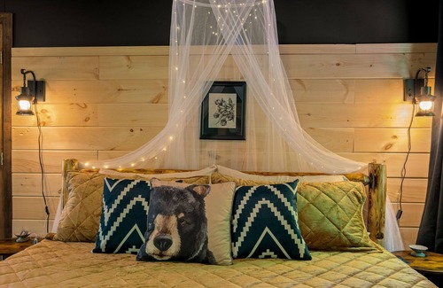 Hague Cabin | COZY CUB CABIN Mountainside Lake George, Hot Tub, Fireplace, Gazebo