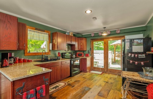 Hague Cabin | COZY CUB CABIN Mountainside Lake George, Hot Tub, Fireplace, Gazebo