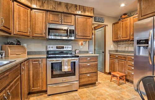 Custer House | Cozy Custer Cottage: Family-Friendly, SD Charm, Bar, Deck & Walk to Dining
