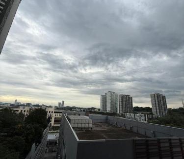 Cyberjaya Apartment | Cozy cybersquare king bed with Netflix free pakin wifi garden view 909