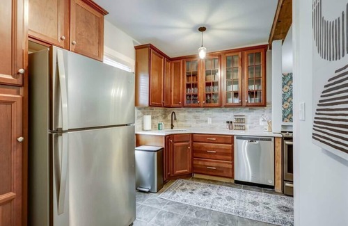 Mountville House | Cozy Dark & Moody Home, New Reno, 10 mins to Lanc!