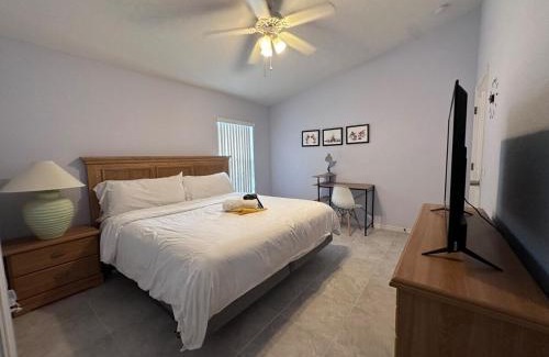 Loughman House | Cozy Davenport Rooms Near Posner Park Shopping & Dining