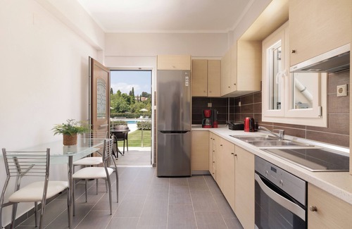 Dassia Apartment | Cozy deluxe apartment a few steps from the beach!