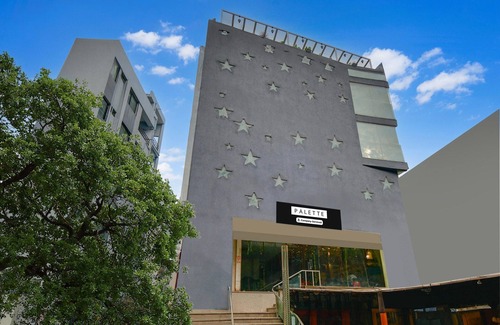 Palasia House | Cozy Deluxe Room at Chappan Market Indore