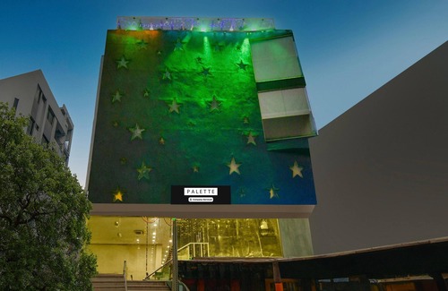 Palasia House | Cozy Deluxe Room at Chappan Market Indore