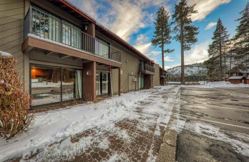 Truckee House | Cozy Deluxe Studio #131 at Donner Lake Village