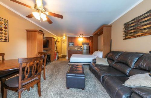 Truckee House | Cozy Deluxe Studio #131 at Donner Lake Village