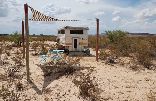 Alpine House | Cozy desert eco-glamper with pool, shower, laundry, wifi, pet-friendly.