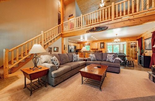Oakland House | Cozy Dog Friendly Cabin Near State Park w/Hot Tub