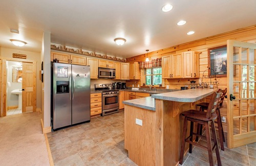 Oakland House | Cozy Dog Friendly Cabin Near State Park w/Hot Tub