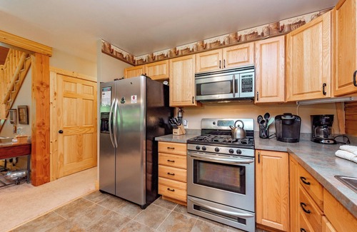 Oakland House | Cozy Dog Friendly Cabin Near State Park w/Hot Tub