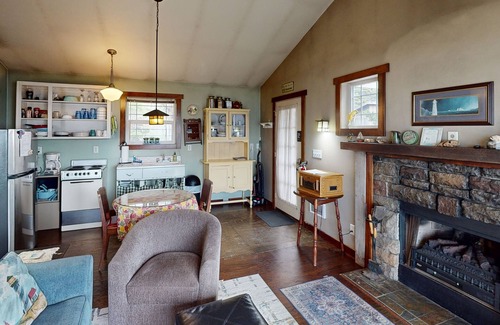 South Beach Cabin | Cozy Dog-friendly Cottage with Great Ocean Views and Fantastic Location