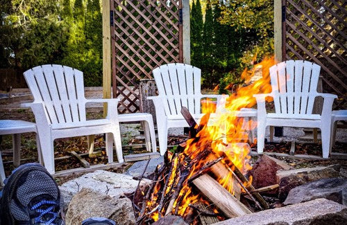 Bar Harbor House | Cozy Dog Friendly House with Deck, Firepit & Fast WiFi in Heart of Bar Harbor