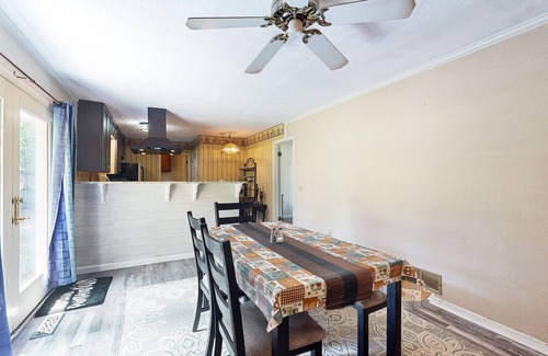 Snellville House | Cozy dog-friendly house, fenced backyard, patio, wifi, w/d, and garage