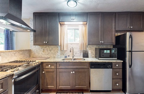Snellville House | Cozy dog-friendly house, fenced backyard, patio, wifi, w/d, and garage