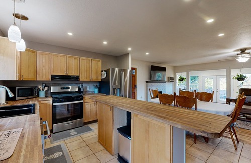 Jamestown House | Cozy dog friendly home, perfect retreat for outdoor activities