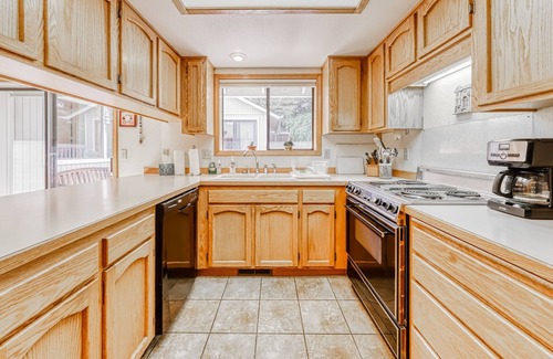 Mountain View District House | Cozy, Dog-Friendly Home w/ Free WiFi, Full Kitchen, Furnished Deck, Central A/C