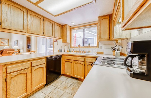 Mountain View District House | Cozy, Dog-Friendly Home w/ Free WiFi, Full Kitchen, Furnished Deck, Central A/C