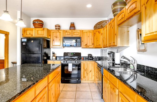 South Fork House | Cozy Dog-Friendly Retreat w/Gas Fireplace, W/D, Furnished Patio