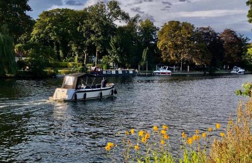 Staines House | Cozy double bedroom in stunning Bungalow on River Thames - near Thorpe Park/Royal Holloway University/20mins from Heathrow