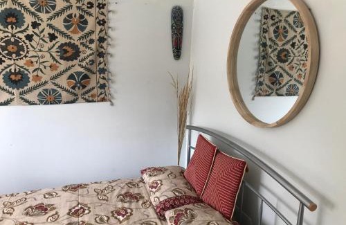 Staines House | Cozy double bedroom in stunning Bungalow on River Thames - near Thorpe Park/Royal Holloway University/20mins from Heathrow