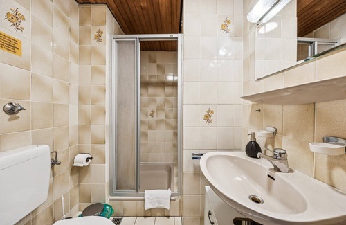 Wilhelmshaven Hotel | Cozy double room, flat-screen TV, and modern bathroom with shower. Ideal for couples and short stays – enjoy a relaxed atmosphere with warm wood accents and coastal charm.