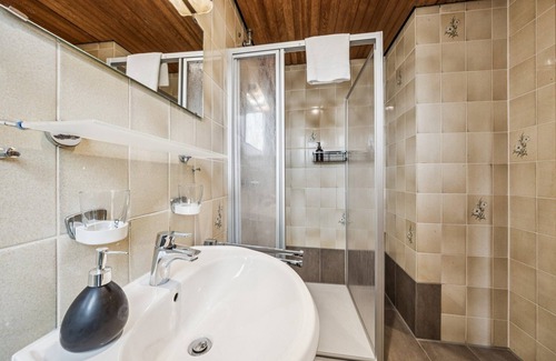 Wilhelmshaven Hotel | Cozy double room, flat-screen TV, and modern bathroom with shower. Ideal for couples and short stays – enjoy a relaxed atmosphere with warm wood accents and coastal charm.