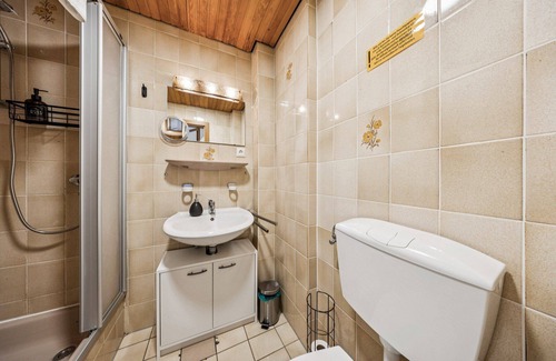 Wilhelmshaven Hotel | Cozy double room, flat-screen TV, and modern bathroom with shower. Ideal for couples and short stays – enjoy a relaxed atmosphere with warm wood accents and coastal charm.