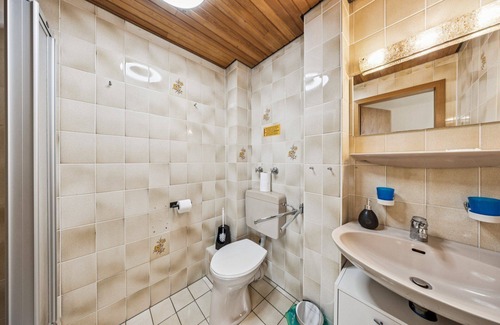 Wilhelmshaven Hotel | Cozy double room, flat-screen TV, and modern bathroom with shower. Ideal for couples and short stays – enjoy a relaxed atmosphere with warm wood accents and coastal charm.