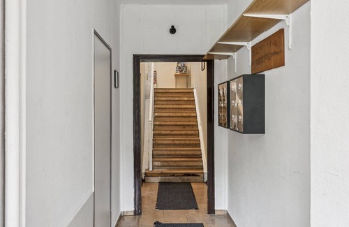 Wilhelmshaven Hotel | Cozy double room, flat-screen TV, and modern bathroom with shower. Ideal for couples and short stays – enjoy a relaxed atmosphere with warm wood accents and coastal charm.