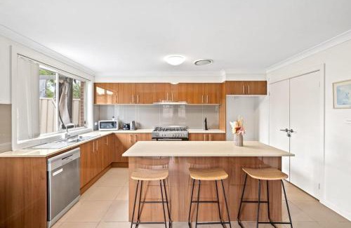 Panania House | Cozy Double Room in Panania - Close to Stations & Stores - Shared Bathroom