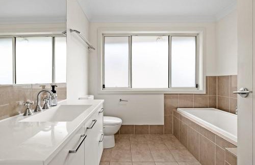 Panania House | Cozy Double Room in Panania - Close to Stations & Stores - Shared Bathroom
