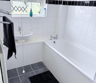 Shadwell House | Cozy Double Room Retreat-Private room with shared bathroom -king size bed, near Station, for 2 ppl near Central LONDON