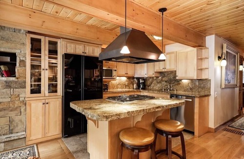Aspen Condo | Cozy Downtown Aspen Condo, 2 Bedrooms, Walk to Best Shopping, Food, & Skiing