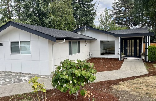 Northwest Bellevue House | Cozy Downtown Bellevue House, walking distance to all amenities.