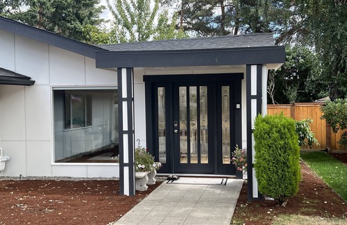 Northwest Bellevue House | Cozy Downtown Bellevue House, walking distance to all amenities.