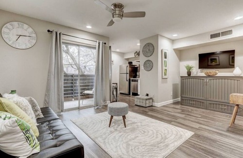 Riverside Condo | Cozy Downtown Condo/Perfect for a Couple