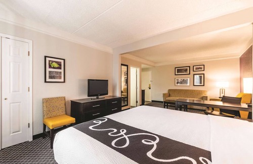 Arsenal Hotel | Cozy Downtown Retreat - Steps from The Alamo & River Walk Adventures